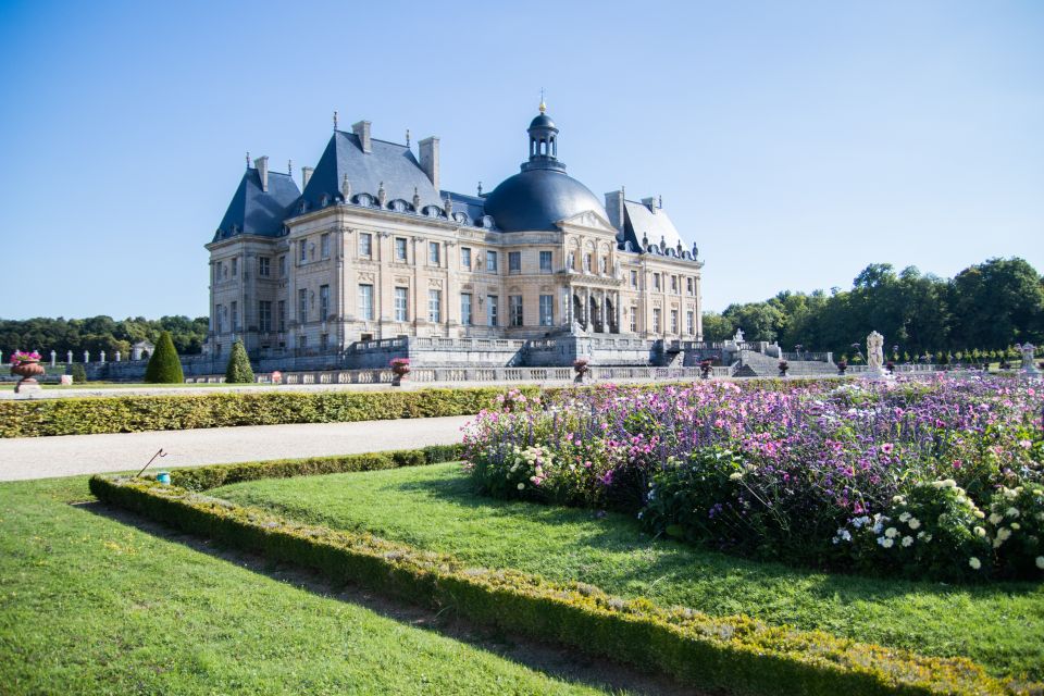 From Paris: Chateau de Fontainebleau & Vaux-Le-Vicomte Tour - Meeting La Flamme and getting out of Paris fast
