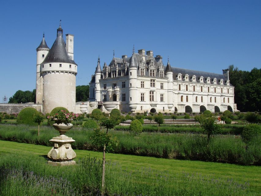 From Paris: Loire Valley Castles Full-Day Tour with Lunch - Amboise: royal residence vibes and the Renaissance “starter pack”