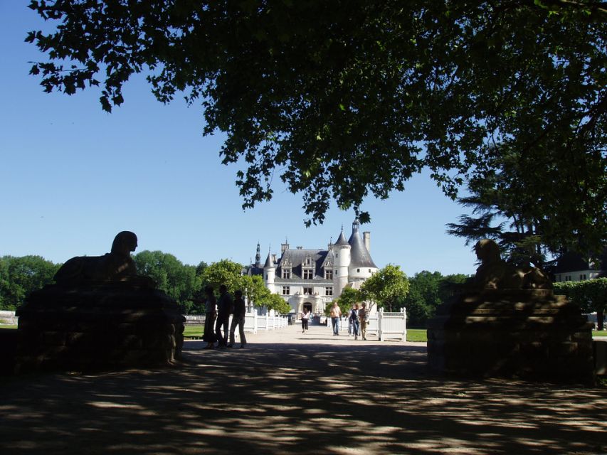 From Paris: Loire Valley Castles Full-Day Tour with Lunch - Group size and the guide: why 8 people changes the feel