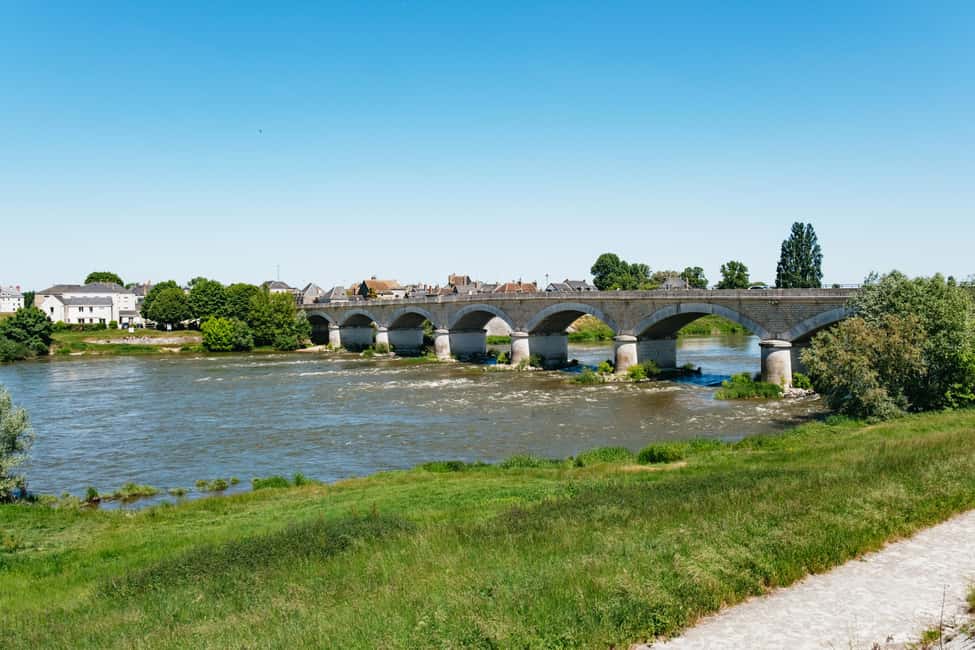 From Paris: Loire Valley Chambord Castle and Wine Tasting - Montlouis-sur-Loire: Family-Run Winery Tour and Tastings Made for the Region