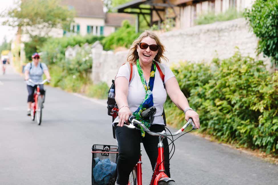 From Paris: Monet Garden & Giverny Bike Tour and Picnic Stop - Cycling along the Seine: how the ride stays easy for most people