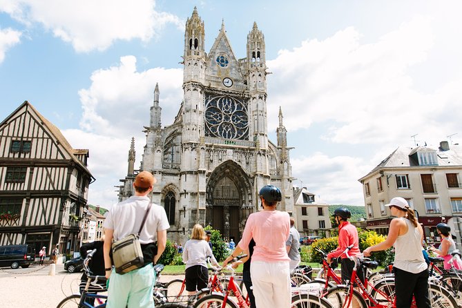 From Paris: Monet Gardens & Giverny Bike Tour with Picnic Stop - Guides, pace, and group size: what makes or breaks a bike day