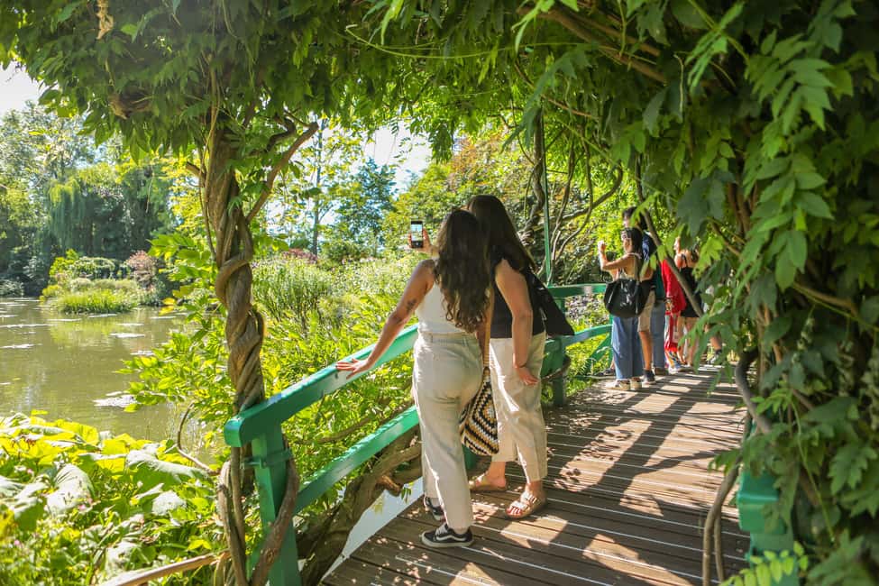 From Paris: Monet Impressionism Tour to Giverny by Minibus - Giverny village stroll: a break from the big sights