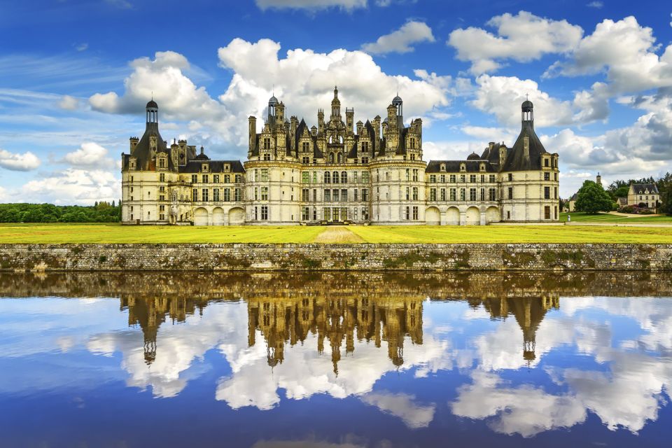 From Paris: Small-Group Loire Valley Castles Full-Day Tour - Château de Chambord: double-spiral stairs and the royal roof show