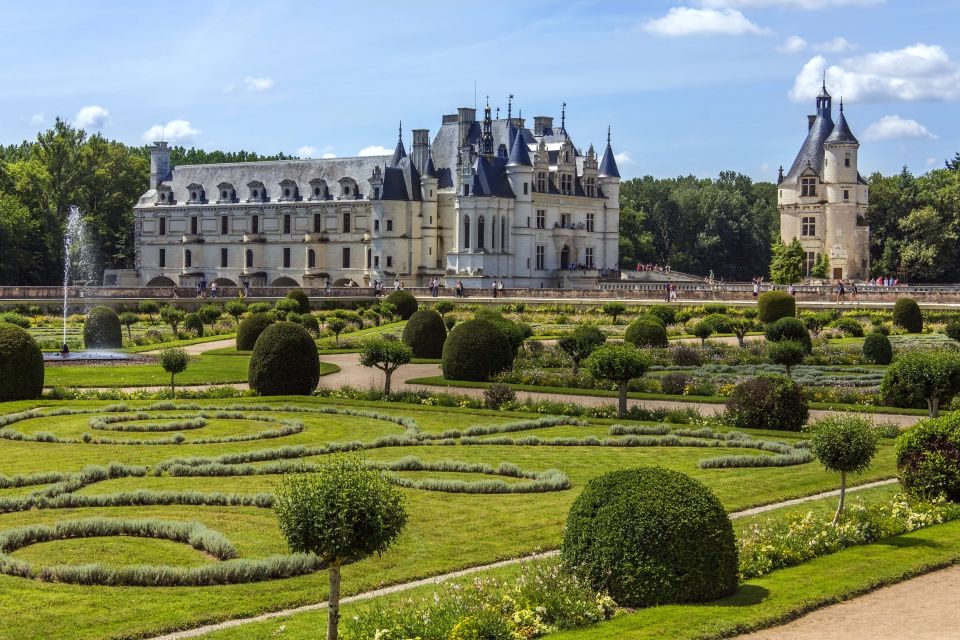 From Paris: Small-Group Tour of Loire Castles - Guide quality and languages: what makes the stories click