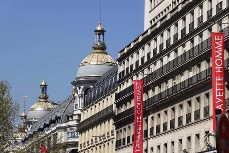 German private Walking Tour through Montmartre & Passages - Starting at Moulin Rouge: meeting point and first impressions