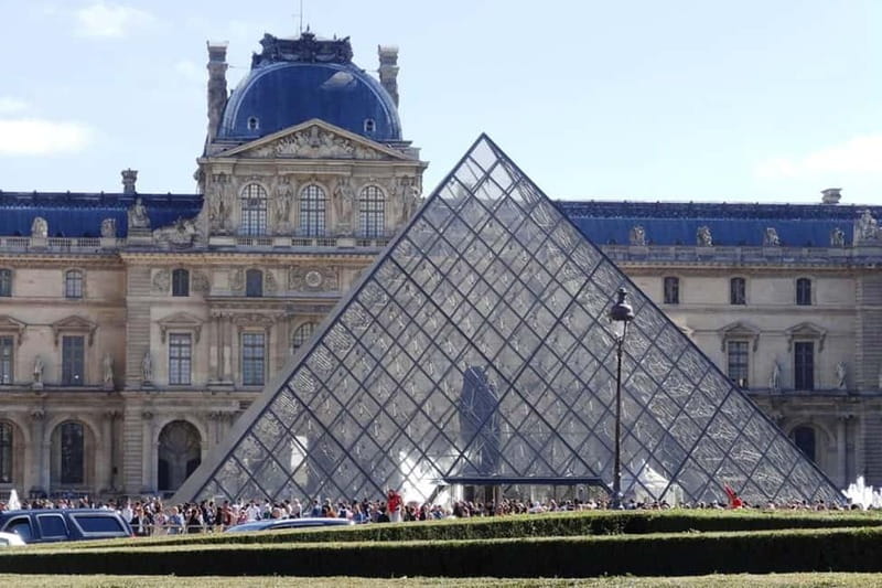 German private Walking Tour through Montmartre & Passages - From Montmartre to the Grands Boulevards: older streets and city angles