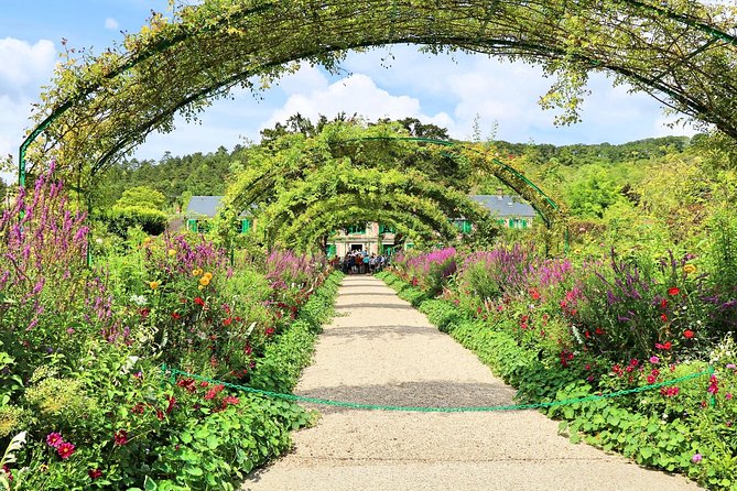 Giverny and Monet's Garden Half-Day Trip from Paris - Guides, English Commentary, and Small-Group Flow