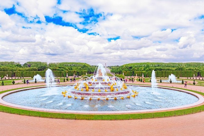 Giverny and Versailles Full-Day Private Guided Tour with Hotel Pickup - La Roche-Guyon village: the possible Vexin-area side stop