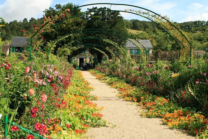 Giverny Half-Day Guided Tour from Paris - Hotel pickup in a Mercedes: the Paris part you’ll actually enjoy