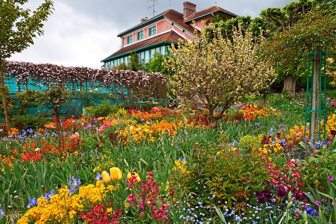 Giverny Monet’s Home and Gardens Half Day Tour from Paris - Giverny village time: café breaks and Monet’s tombstone