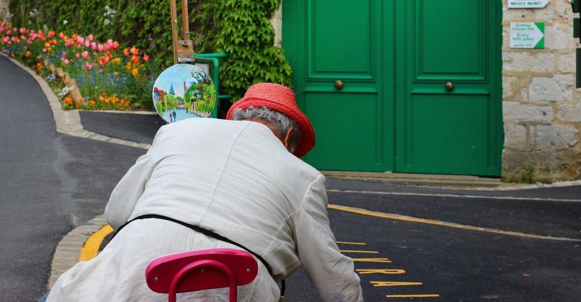 Giverny: Monet’s House and Gardens Skip-the-Line Tour - Starting at Les Capucines: finding your guide fast