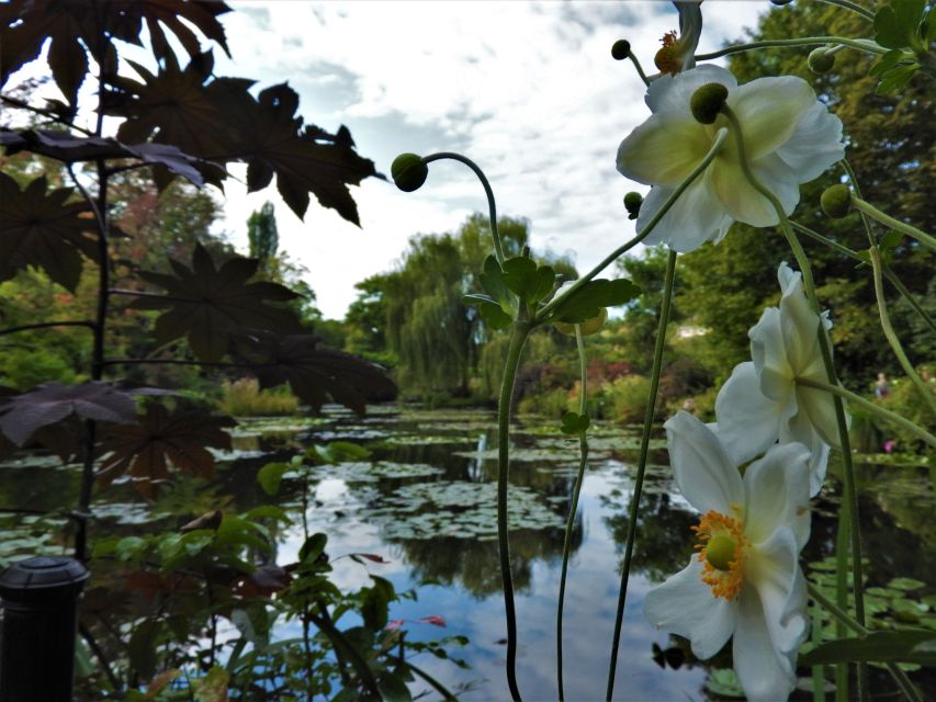Giverny: Monet’s House and Gardens Skip-the-Line Tour - Seasonal flowers and scent: beyond the postcard views