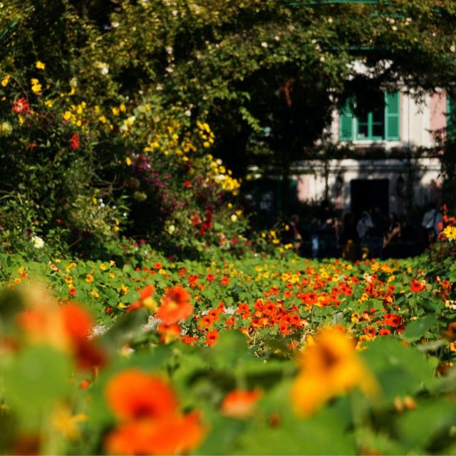 Giverny : Monet's house & Gardens Private tour from Paris - Getting there in comfort: luxury car and hotel pickup