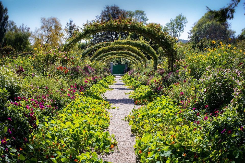 Giverny : Monet's house & Gardens Private tour from Paris - Who should book this Monet private day