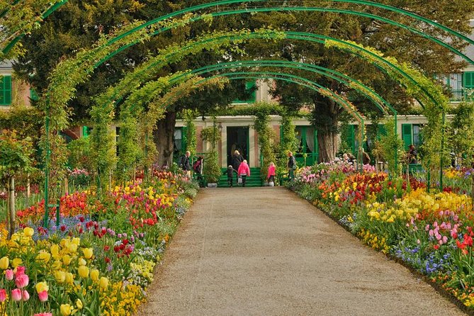 Giverny Monet's House & Versailles Palace Private Day Trip from Paris - What you gain (and what you give up) with this private schedule
