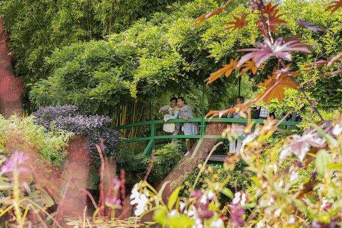 Giverny & Versailles Audio Guided Day Trip with Lunch from Paris - Gardens du Château de Versailles: wander time is short