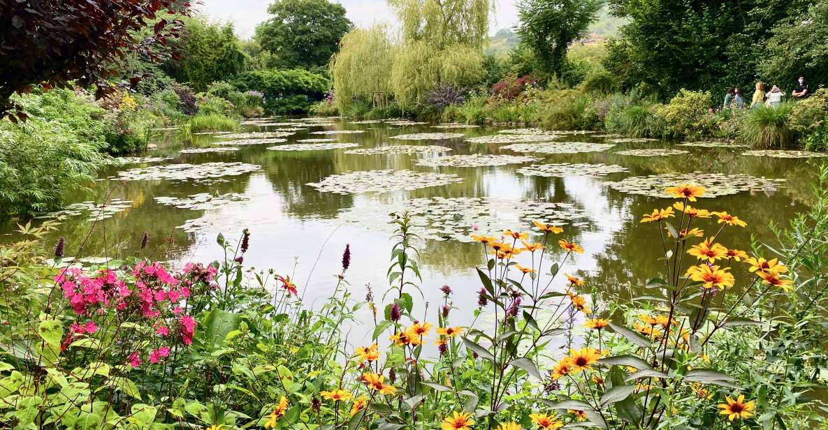 Giverny Versailles Trianon Small Group by Minivan from Paris - Start Early With a Door Pickup and a Comfortable Minivan