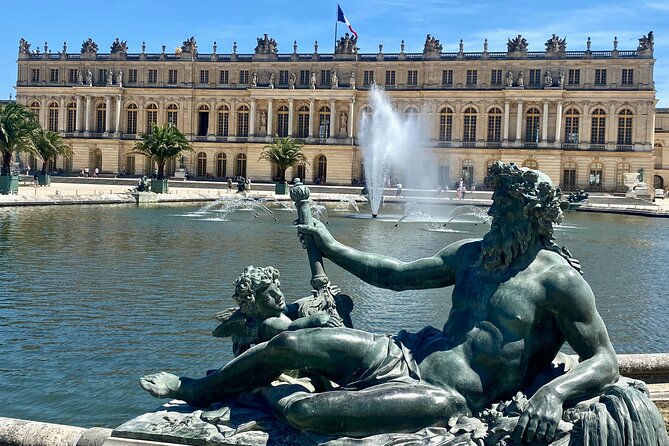 Giverny Versailles Trianon Small Group from Paris by Minivan - The 8:00 a.m. start that makes two icons possible