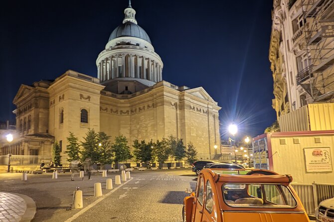 Guided and Private Tour of 3 hours through Paris aboard a Citroën 2cv - Louvre courtyard and the Paris big-picture feel
