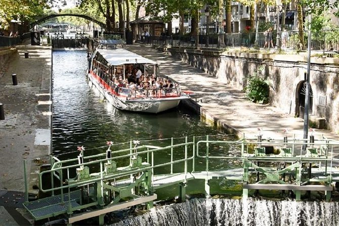 Guided Cruise The Old Paris on Canal Saint Martin - The first lock experience on the Villette side: watch the level change close up