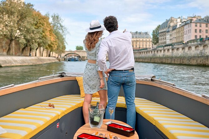 Guided Luxury River Cruise & Walking Tour of Paris' Monuments - On Foot First: Trocadéro Through Pont Alexandre III