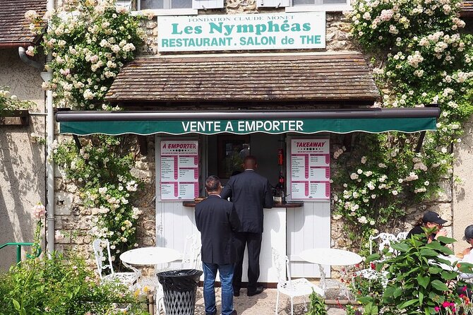Guided tour Monet's house and gardens/small group - Monet’s house: why the stories change how you see the garden