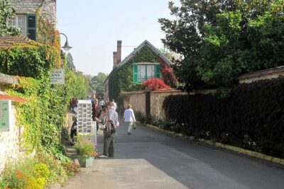 Guided tour Monet's house and gardens/small group - The garden walk: seasonal blooms, lily ponds, and plant choices