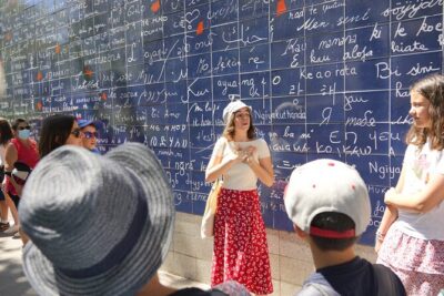 Guided tour of Montmartre in songs with a professional - Place des Abbesses and the Mur des Je taime: songs as a language lesson