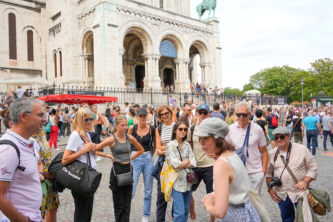 Guided tour of Montmartre in songs with a professional - Cabaret streets and old-school Montmartre: Au Lapin Agile and Patachou