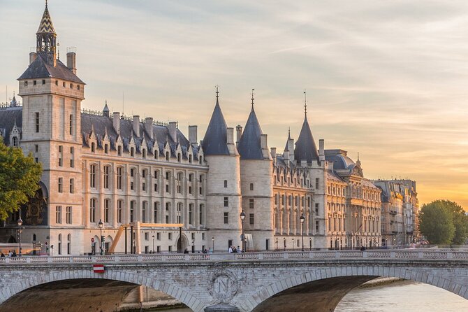 Historic Heart of Paris: Île de la Cité Walking Tour - Why Île de la Cité feels like Paris at full volume
