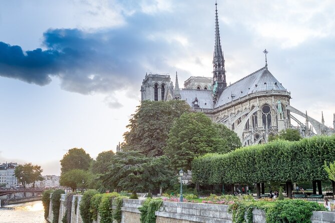 Historic Heart of Paris: Île de la Cité Walking Tour - Sainte-Chapelle and the Palais de la Cité: what to notice in the light