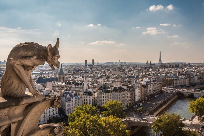 Historic Heart of Paris: Île de la Cité Walking Tour - How the guide approach turns major sites into a meaningful walk