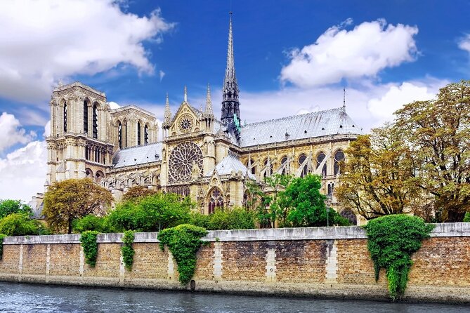 Historic Heart of Paris: Île de la Cité Walking Tour - Standing before Notre Dame: Quasimodo, the 2019 fire, and restoration