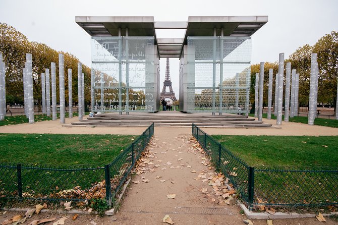 Kickstart Paris Private Tour. City Highlights for Newcomers - Pont des Arts: a romantic walk across the Seine