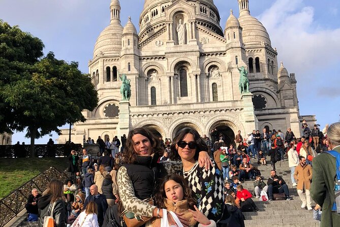 -Kids friendly- Eat, play, love Montmartre: 3H Walking Food Tour - Rue de l’Abreuvoir: The Alley Walk to Pink and Past Icons