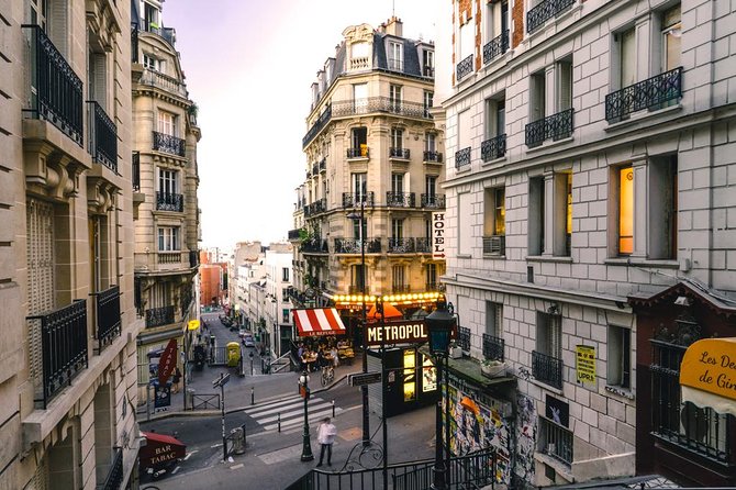 Kids/teens escape game in Montmartre - Guides make it: photo help and real-world patience