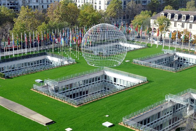 Les Coulisses DE UNESCO - The square with the Globe: a symbolic stop that lands