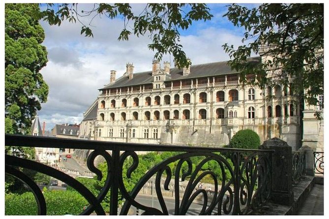 Loire Valley 2 Days private tour all inclusive from Paris with train tickets - Montrichard lunch by the Cher: a calm break with Loire wine