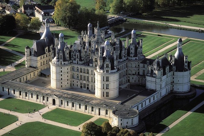 Loire Valley Castles Guided Day Trip from Paris in Minivan - Chenonceau: The River-Château That Feels Like a Love Poem