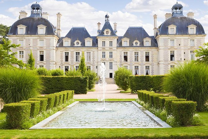 Loire Valley Castles Guided Day Trip from Paris in Minivan - Guides and Commentary: What You Gain From Being on Someone’s Map