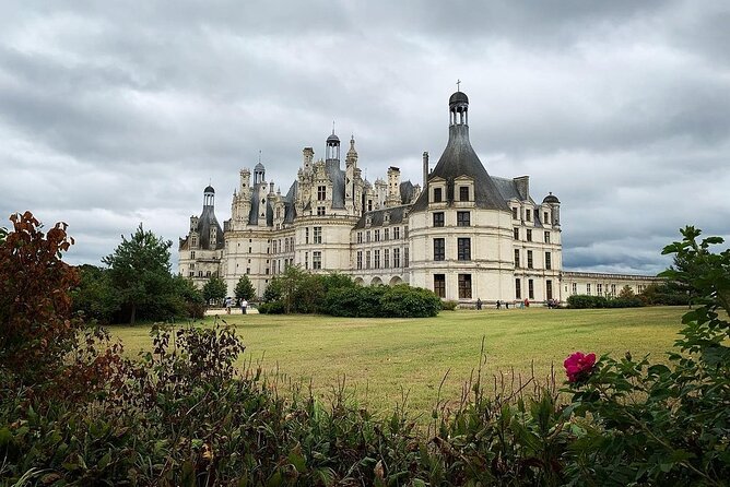 Loire Valley Castles Small-Group Day Trip from Paris - Lunch and Loire wine tasting: where the day gets properly French