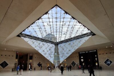 Louvre Museum Private Guided Tour - Getting to the Louvre Pyramid and starting on time