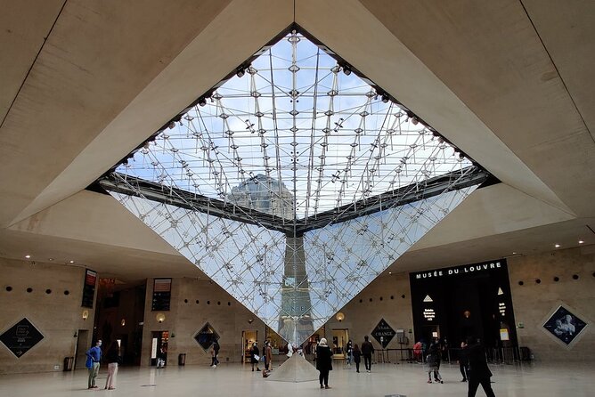 Louvre Museum Private Guided Tour - Getting to the Louvre Pyramid and starting on time