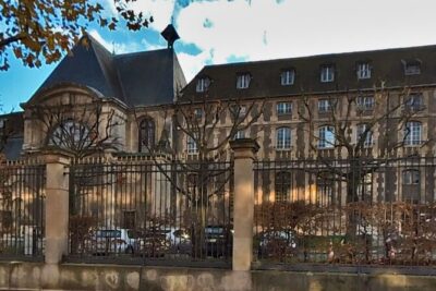 Lupin's Footsteps: A Self-Guided Walking Tour in Paris - Using VoiceMap in the real world: offline audio, clear mapping, and pace control