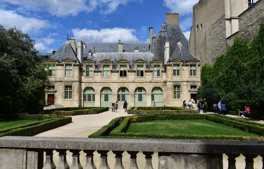 Marais: Discover the Medieval Heart of Paris - Stop 1: Rue des Tournelles and the Old-Marais Texture