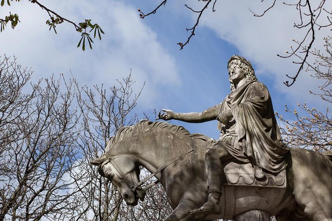 Marais semi private walking tour - Meet the art historian guide and the “small group” advantage