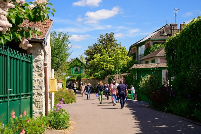 Monet's House and Garden & Giverny Village - The water lily pond and Japanese bridge photo stops (and why they feel different in person)