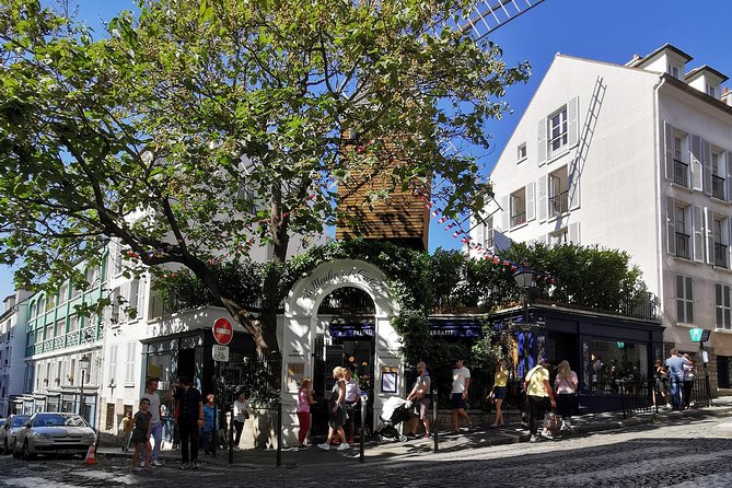 Montmartre and Sacre Coeur Private Guided Tour in Paris - The Famous Plaza for Artists and Souvenir Browsing
