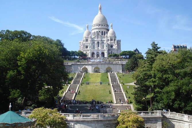 Montmartre and the Sacré-Coeur with the best guides in Paris - Starting at Au Petit Montmartre: where the walk makes sense